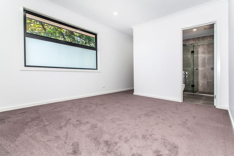 4. 6 Shelley St, Heidelberg Heights VIC 3081 - Main Bedroom